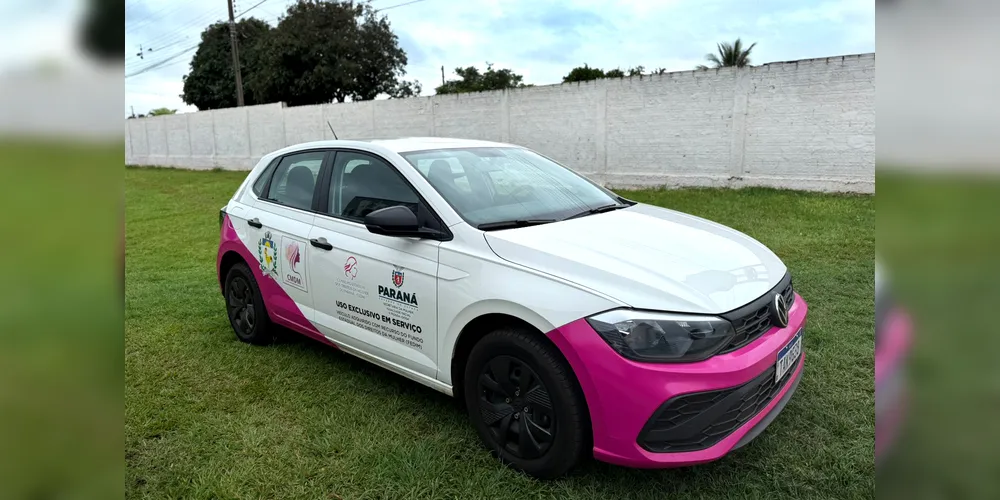Um exemplo de 'carro da mulher', com as cores branca e rosa, características do veículo