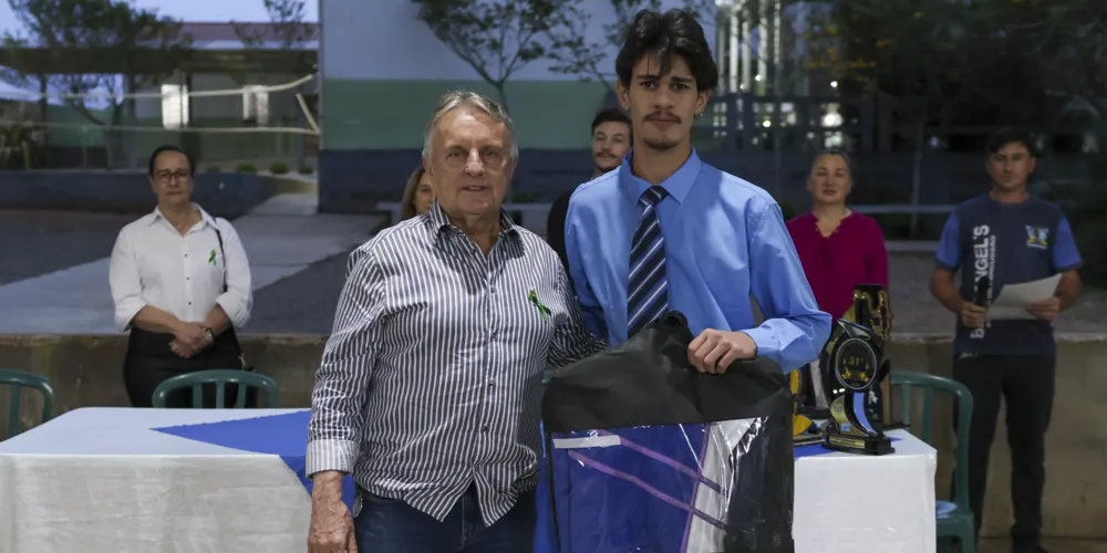 O prefeito Adelmo Klosowski participou da entrega dos uniformes