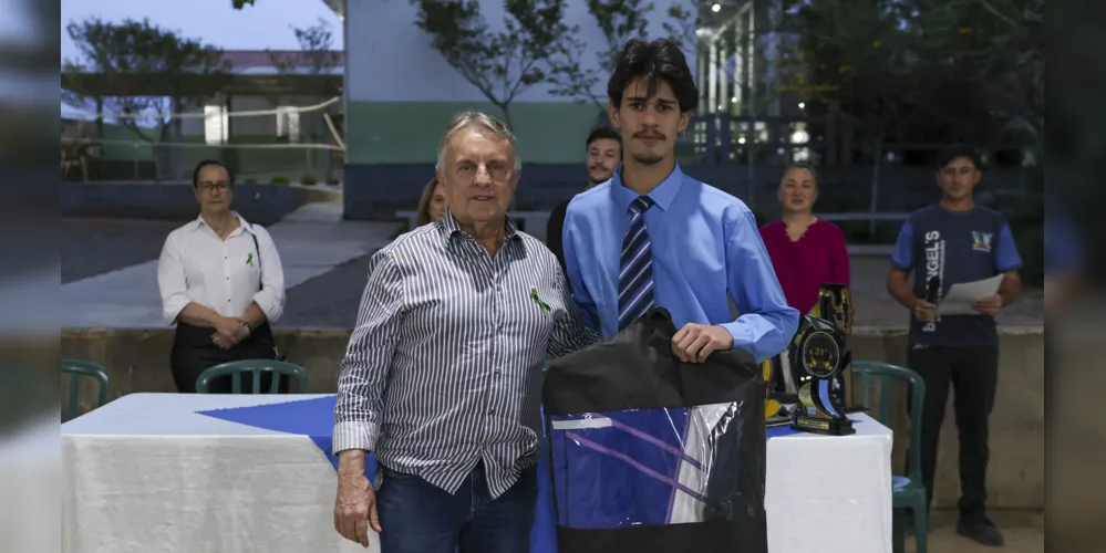 O prefeito Adelmo Klosowski participou da entrega dos uniformes