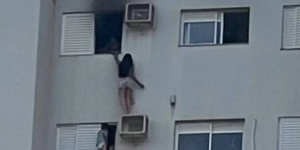 Imagem mostra advogada pendurada em ar-condicionado para salvar família em Cascavel