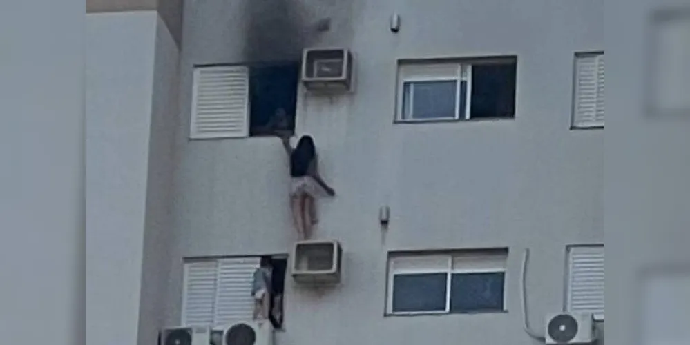 Imagem mostra advogada pendurada em ar-condicionado para salvar família em Cascavel