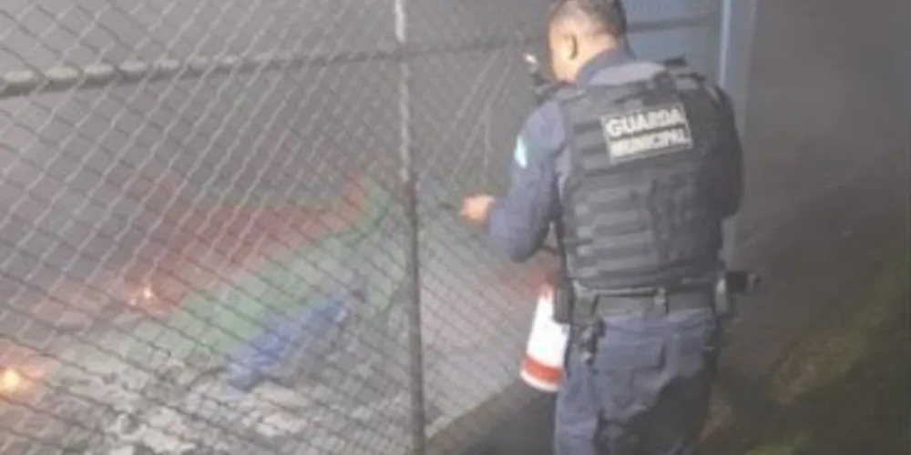 Guarda municipal tentando conter o incêndio