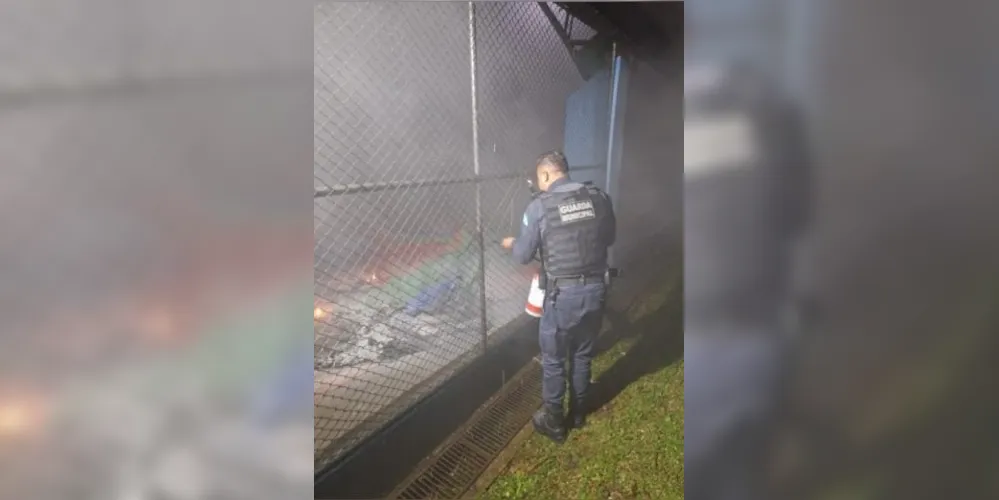 Guarda municipal tentando conter o incêndio