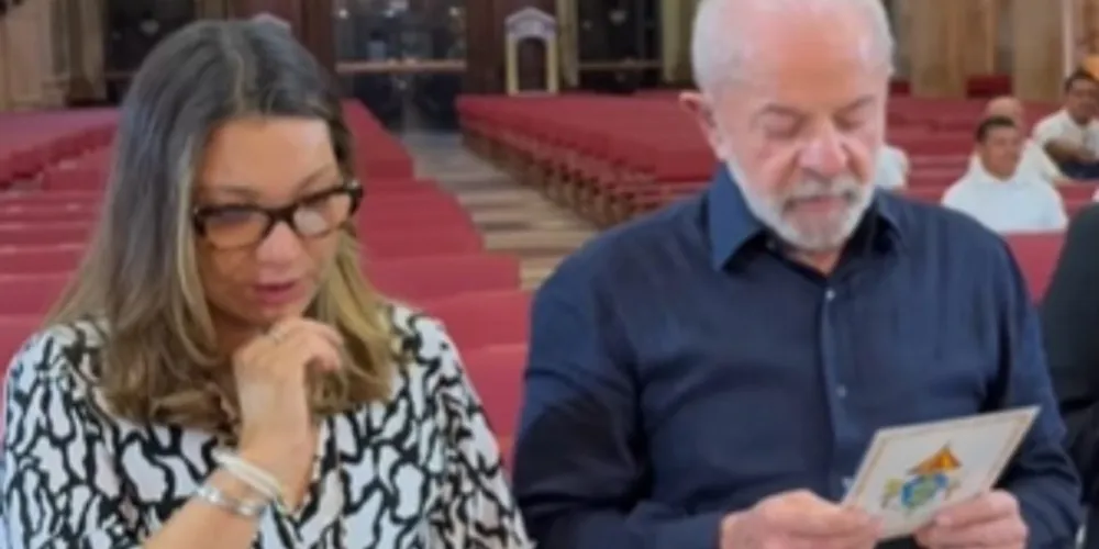 Janja e Lula rezando