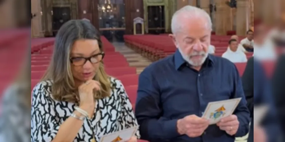 Janja e Lula rezando