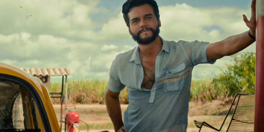 O filme conta a história de Marcelo, que retorna para sua cidade natal tentando fugir do seu passado