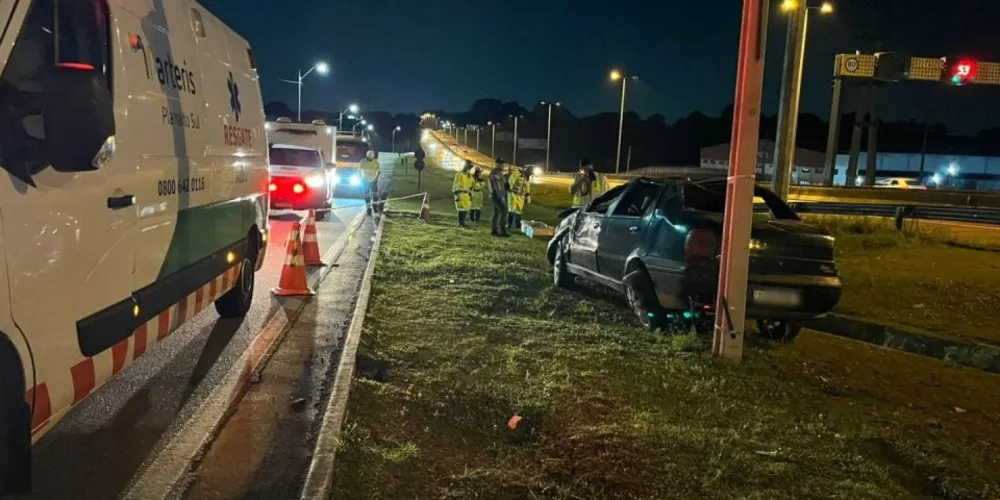 Além da jovem, a mãe dela também foi ejetada e teve o corpo arremessado a cerca de 10 metros do local do capotamento