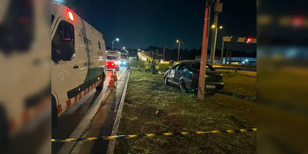 Além da jovem, a mãe dela também foi ejetada e teve o corpo arremessado a cerca de 10 metros do local do capotamento