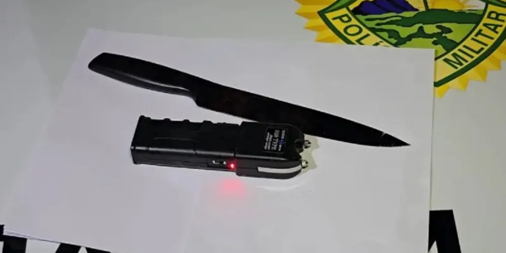 Os policiais apreenderam uma faca e uma máquina de choque