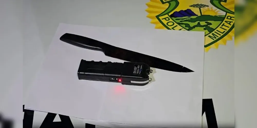 Os policiais apreenderam uma faca e uma máquina de choque