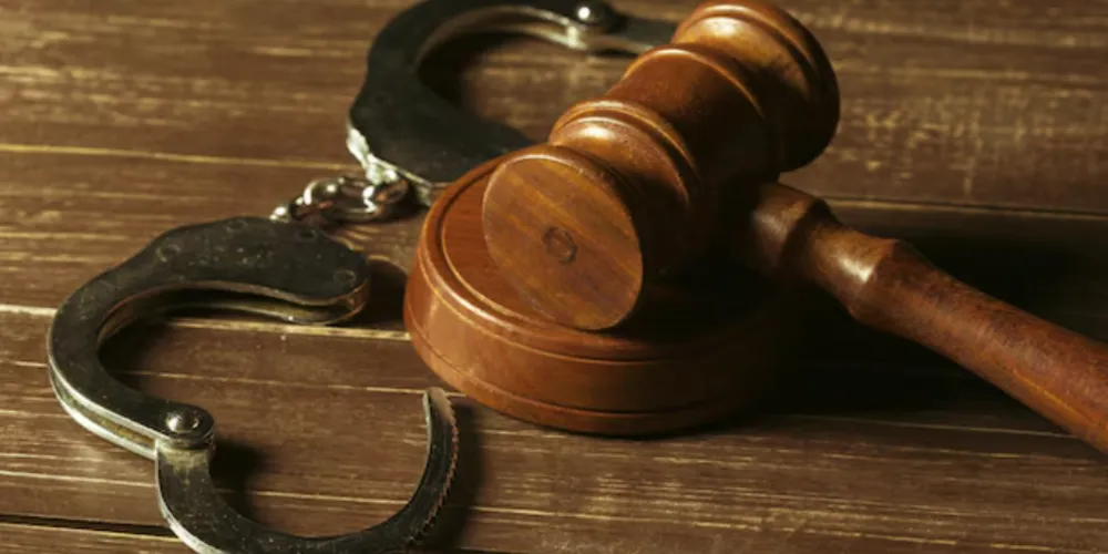 O acusado responde por diversos crimes, com mais de 40 pessoas a serem ouvidas, entre vítimas e testemunhas