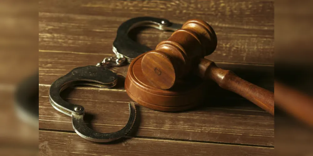 O acusado responde por diversos crimes, com mais de 40 pessoas a serem ouvidas, entre vítimas e testemunhas
