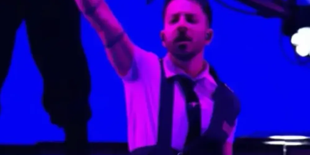 O cantor Junior Lima usou sua apresentação no The Town para se manifestar contra o projeto de anistia