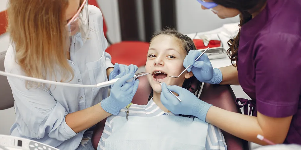 As crianças irão passar por avaliações de cirurgiões dentistas especializados ao menos uma vez no ano