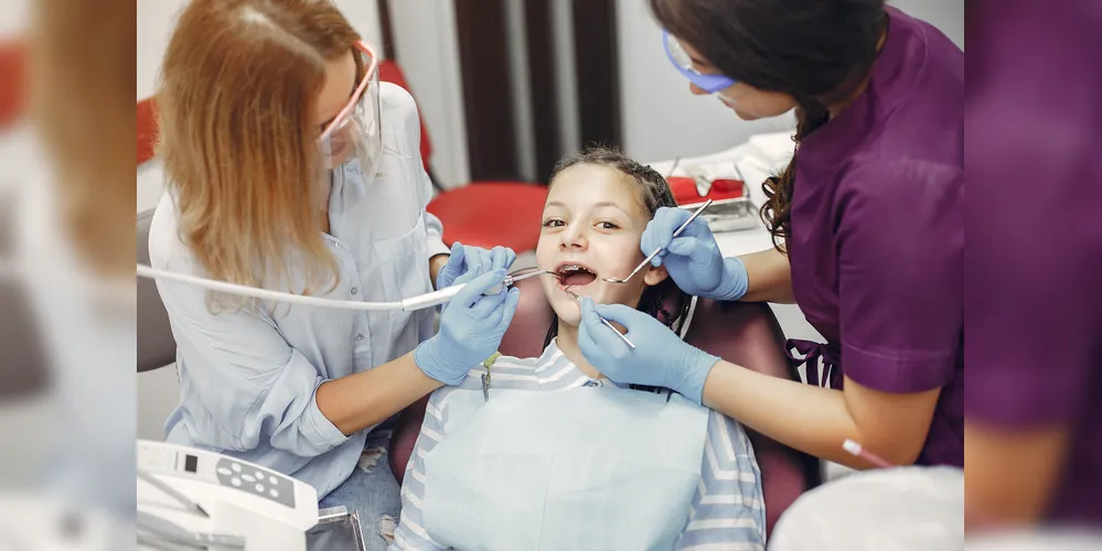 As crianças irão passar por avaliações de cirurgiões dentistas especializados ao menos uma vez no ano