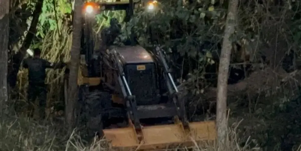 O veículo estava enterrado em um bunker