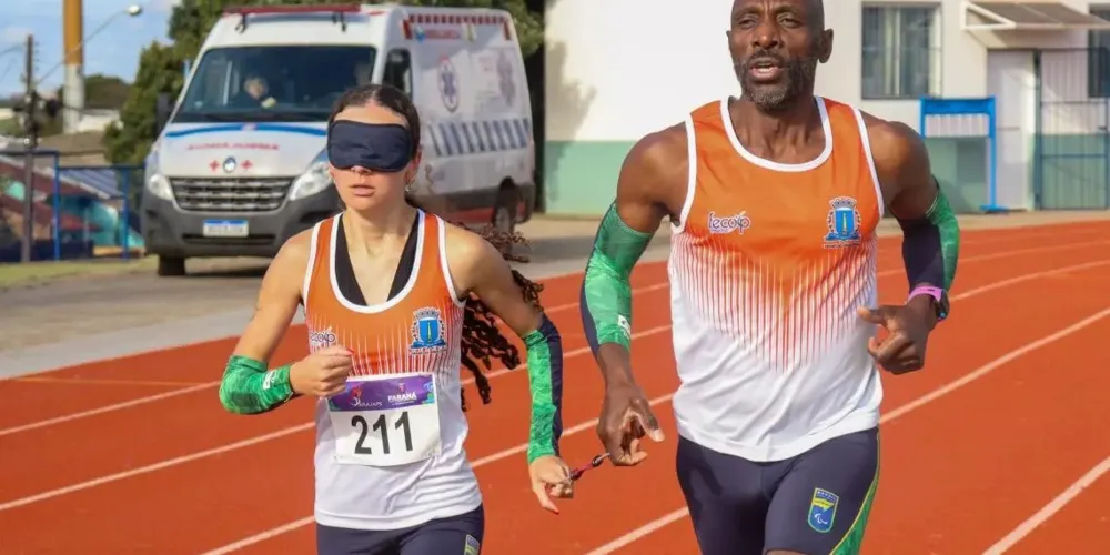 Na imagem um exemplo de corrida paradesportiva