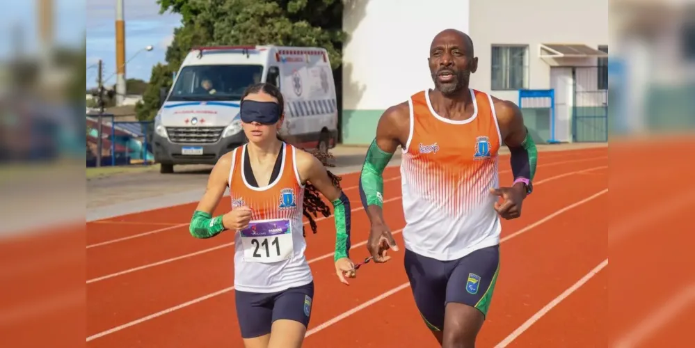 Na imagem um exemplo de corrida paradesportiva