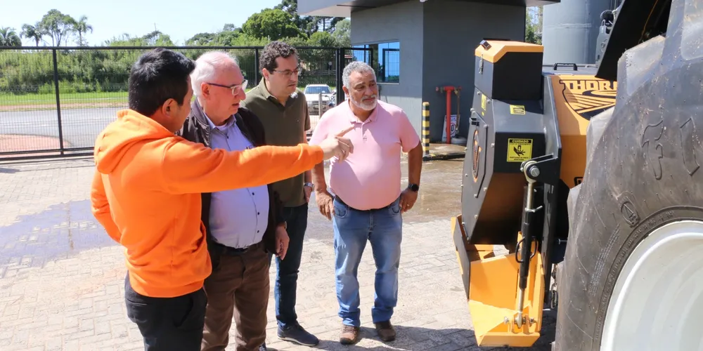 O prefeito Reinaldo Cardoso foi pessoalmente receber o maquinário