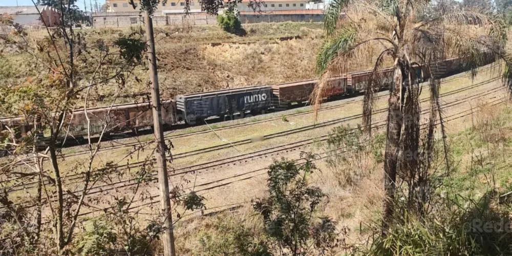 Investigações apontam possível caso de suicídio relacionado a corpo encontrado em linha férrea.