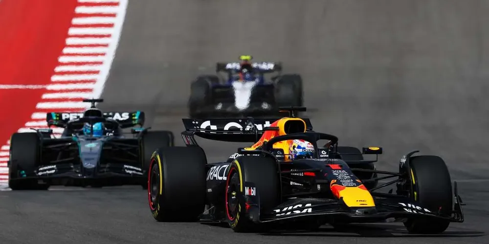 Max Verstappen, George Russell e Carlos Sainz completaram o pódio