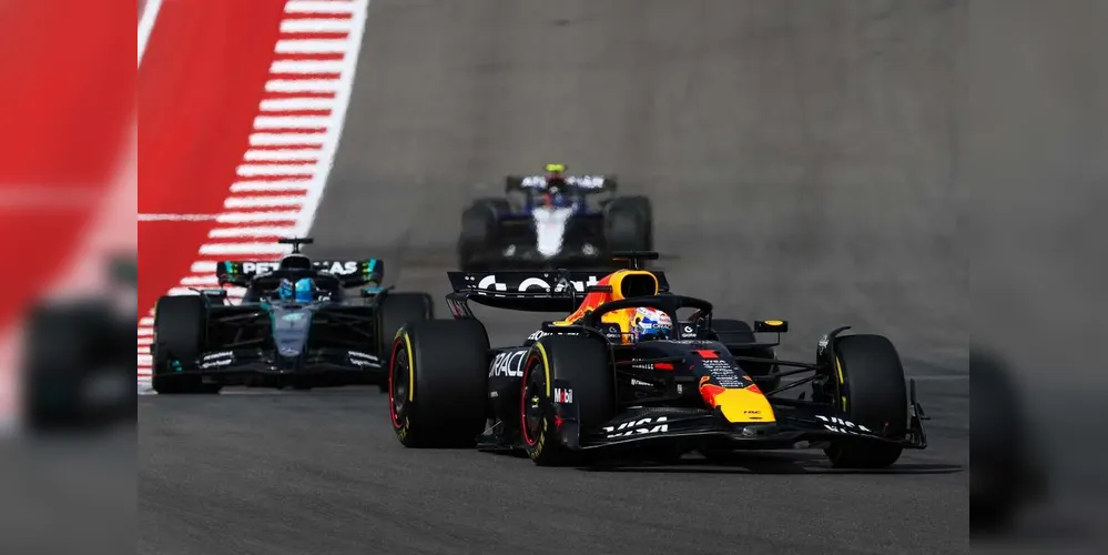 Max Verstappen, George Russell e Carlos Sainz completaram o pódio