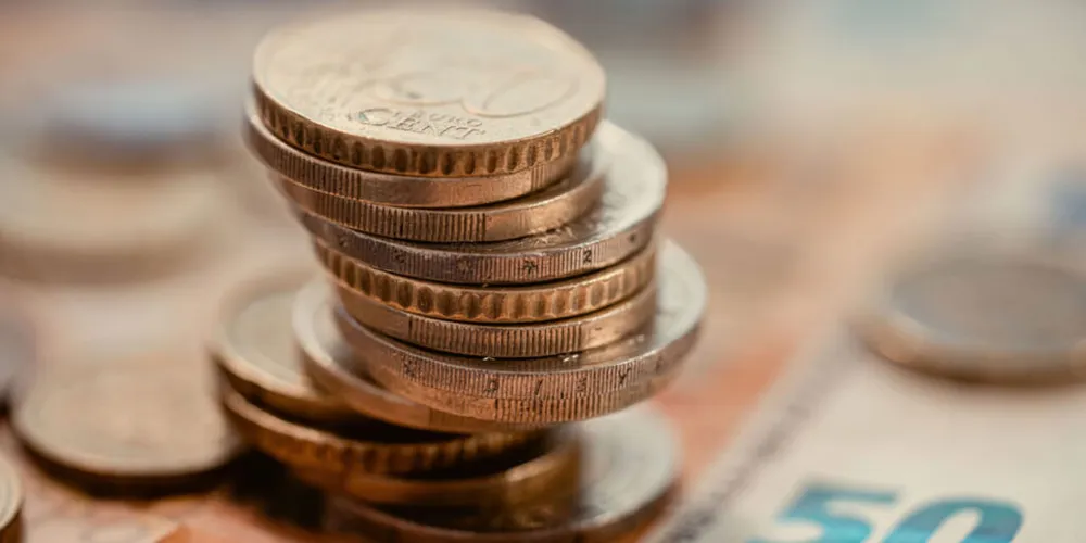 Use moedas para atrair melhora em suas finanças