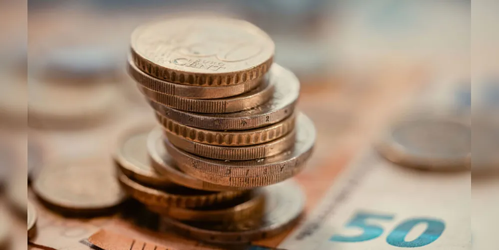 Use moedas para atrair melhora em suas finanças