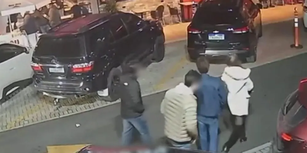 Câmera registrou mulher e três jovens saindo de um carro