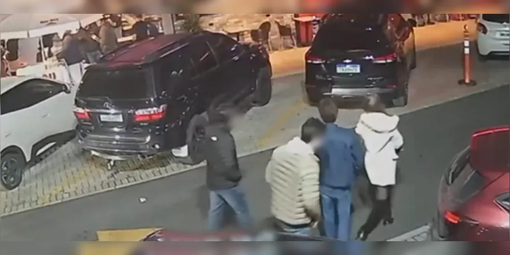 Câmera registrou mulher e três jovens saindo de um carro