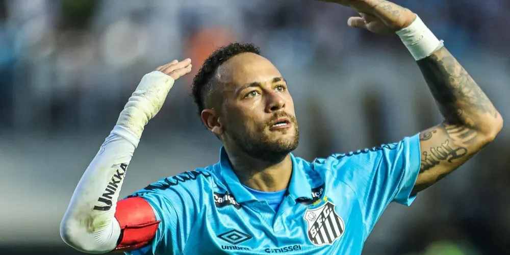 Neymar com a nova camisa do Santos em jogo contra o Botafogo