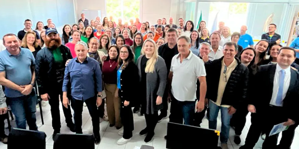 Estiveram presentes equipes técnicas da Prefeitura, representantes do Conselho Municipal de Educação, prefeito e demais lideranças municipais