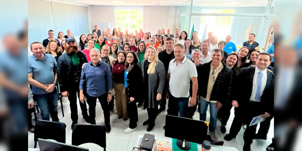 Estiveram presentes equipes técnicas da Prefeitura, representantes do Conselho Municipal de Educação, prefeito e demais lideranças municipais