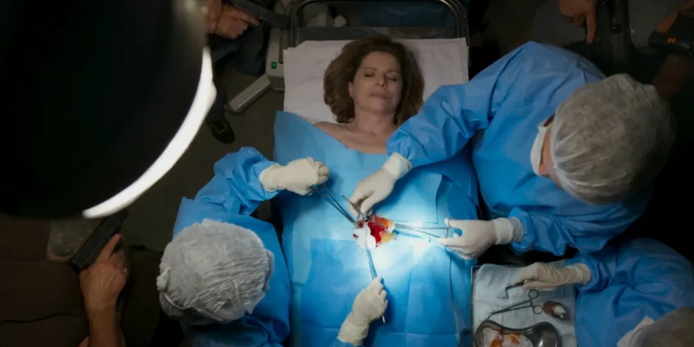 A grande surpresa é que Odete, na verdade, sobreviveu ao tiro