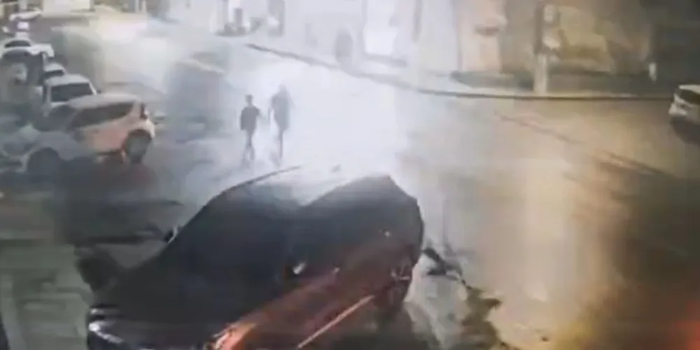 Uma câmera de segurança registrou o momento da ação