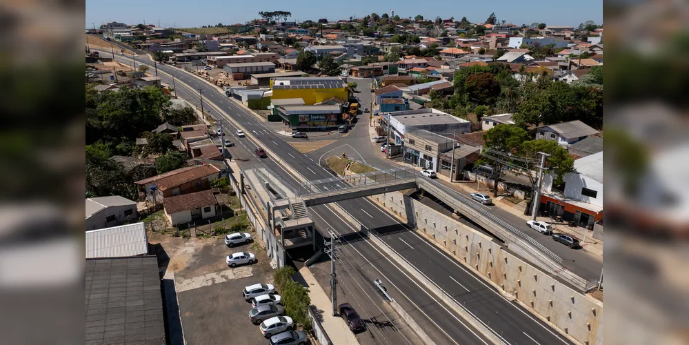 Foram instaladas duas passarelas na rodovia