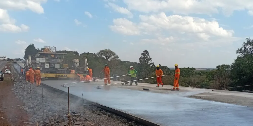 O serviço de pavimento rígido, que inclui a pista nova e a existente, está 50% executado