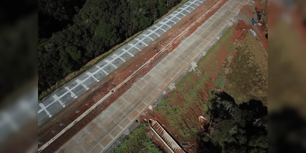 As rochas estão localizadas no caminho da terraplenagem da nova pista de concreto