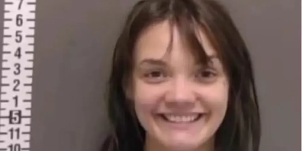 Lena de Oliveira sorrindo na foto da prisão