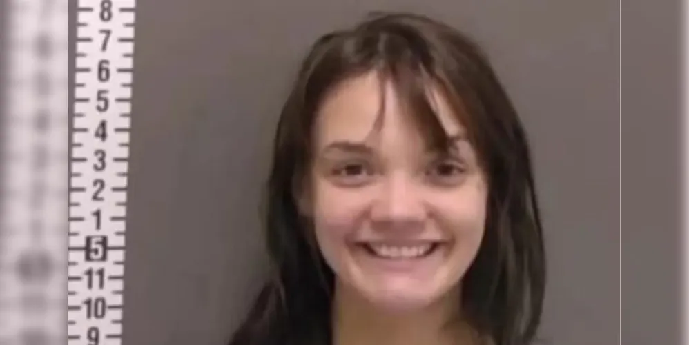 Lena de Oliveira sorrindo na foto da prisão