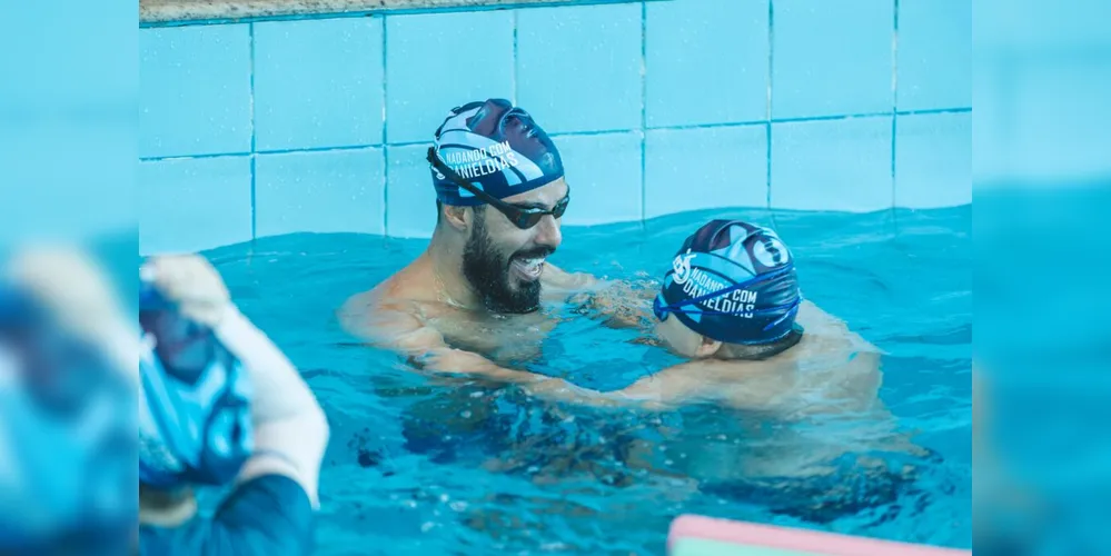 Projeto 'Nadando com Daniel Dias' já atende 80 famílias