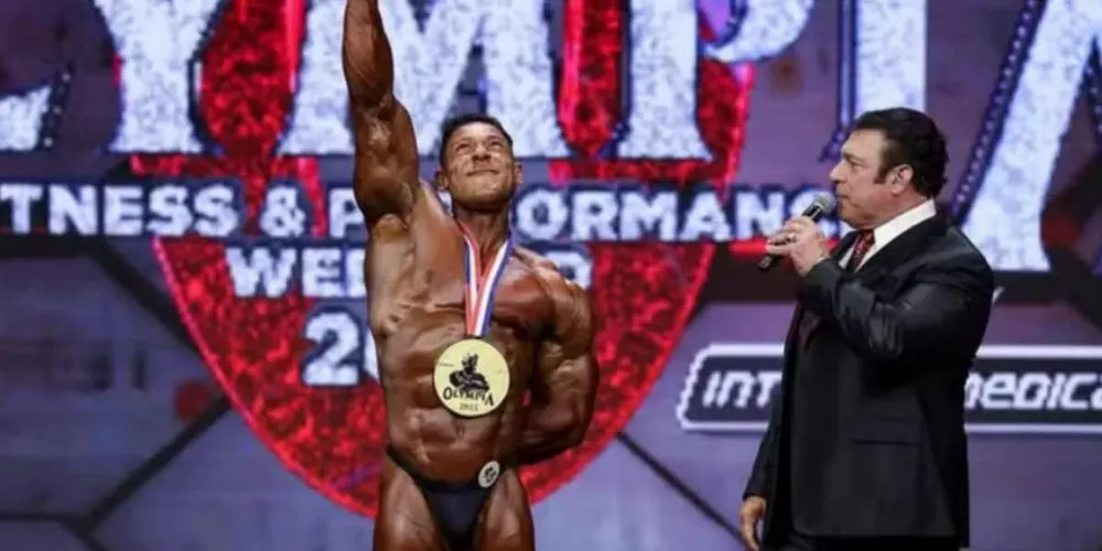 Ramon Dino com sua medalha