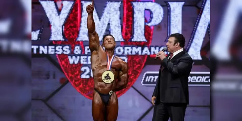 Ramon Dino com sua medalha