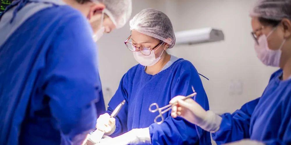 Profissionais da saúde em um centro cirúrgico