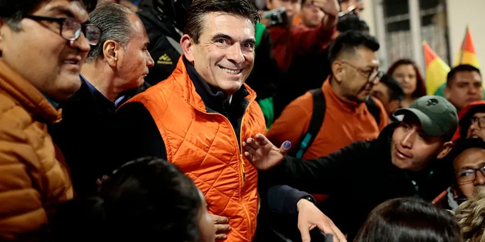 Rodrigo Paz (centro-direita)