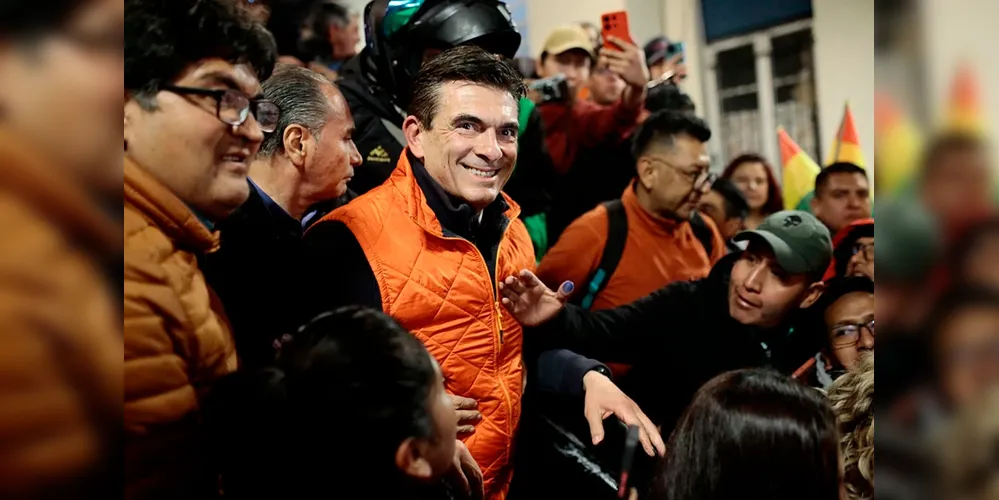 Rodrigo Paz (centro-direita)