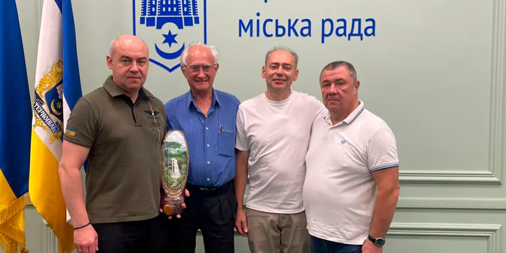 A entrega ocorreu na sede municipal de Ternopil, onde o vice-presidente do Congresso Mundial dos Ucranianos para a América Latina, Vitório Sorotiuk, entregou ao prefeito Serhiy Nadal uma carta e presentes