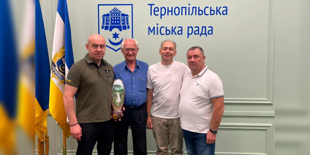 A entrega ocorreu na sede municipal de Ternopil, onde o vice-presidente do Congresso Mundial dos Ucranianos para a América Latina, Vitório Sorotiuk, entregou ao prefeito Serhiy Nadal uma carta e presentes