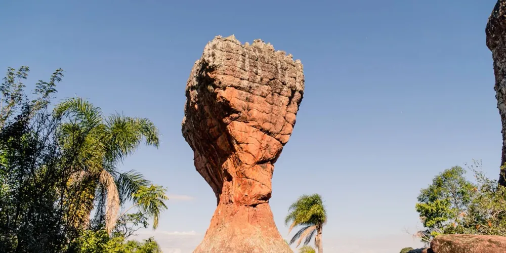 O Parque Estadual de Vila Velha reúne alguns dos mais impressionantes cenários naturais do Paraná, como os Arenitos, formações rochosas esculpidas pela ação do tempo