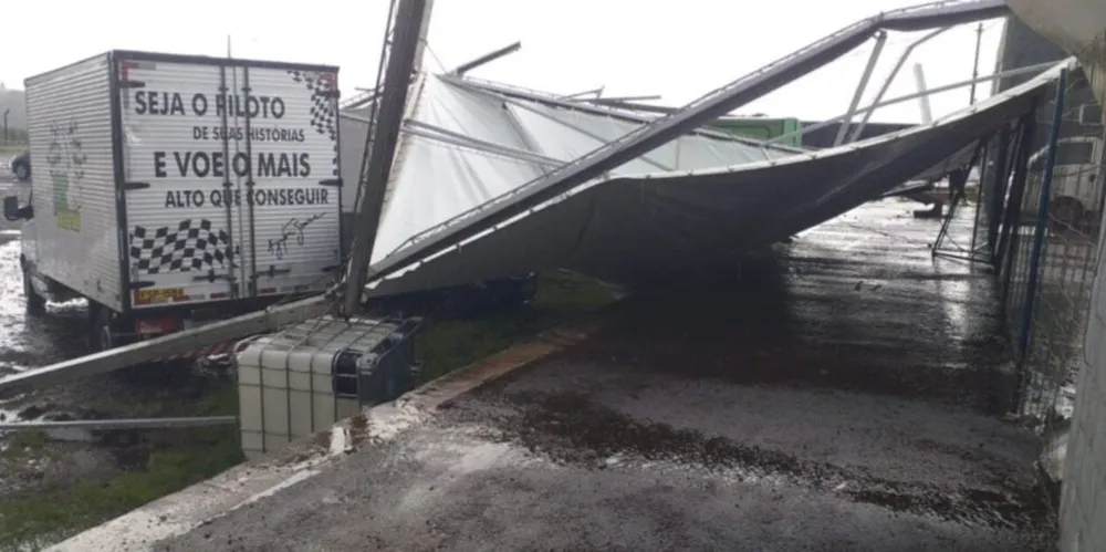 O vendaval com ventos de 71 km/h derrubou parte da estrutura metálica e das tendas de um evento